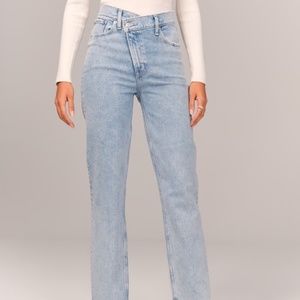 Abercrombie Ultra High Rise 90s Straight Jean - Light Wash, Size 4R